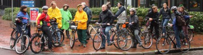 Die Teilnehmer der Radtour bei Regen vor dem Kreishaus