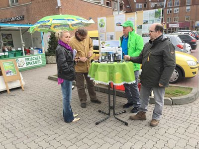 Heinz Koch im Gespräch mit Frau Dankert von den LN