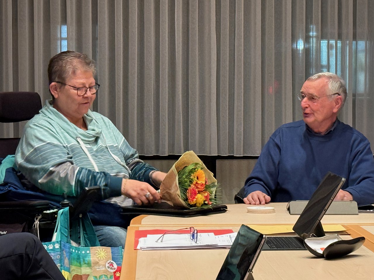 Edda Rahlf (links) neben Ausschussvorsitzendem Roland Gangl, der ihr einen Blumenstrauß überreicht.