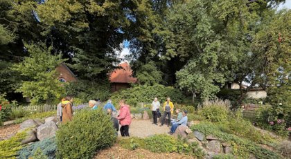 Garten um die Taufstele