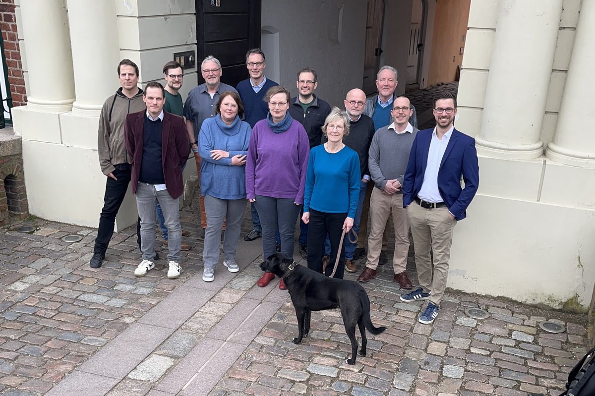 Die Kandidat-Innen vor dem Portal des Eutiner Schlosses